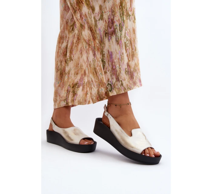 Dámské kožené sandály na tlusté podrážce zlatý model 21646330 - Zazoo Dámské kožené sandály na tlusté podrážce zlatý model 21646330 - Zazoo