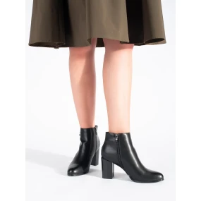 Pohodlné dámske členkové topánky čierne s plochým podpätkom