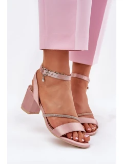 Sandále na podpätku model 213010 Vykročte štýlovo