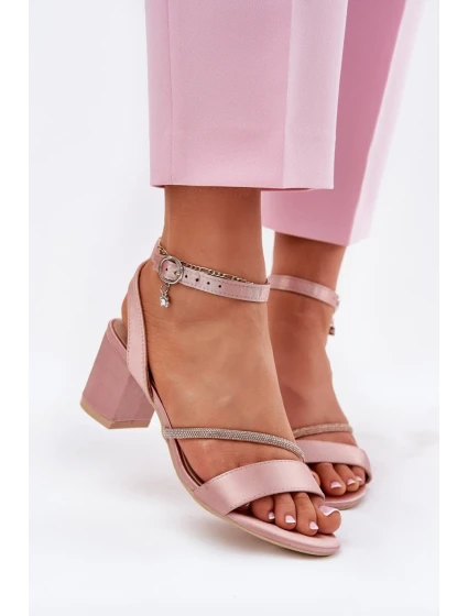 Sandále na podpätku model 213010 Vykročte štýlovo