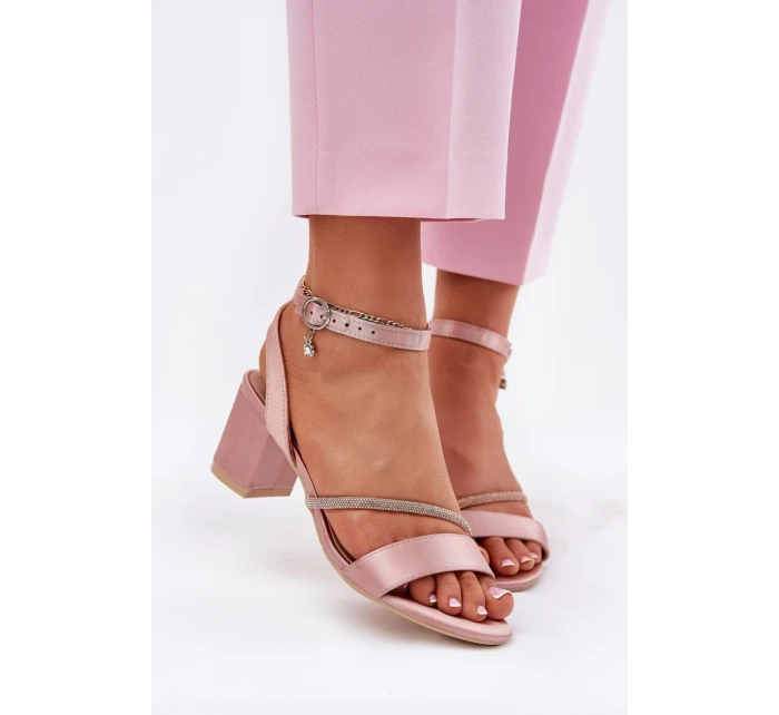 Sandále na podpätku model 213010 Vykročte štýlovo