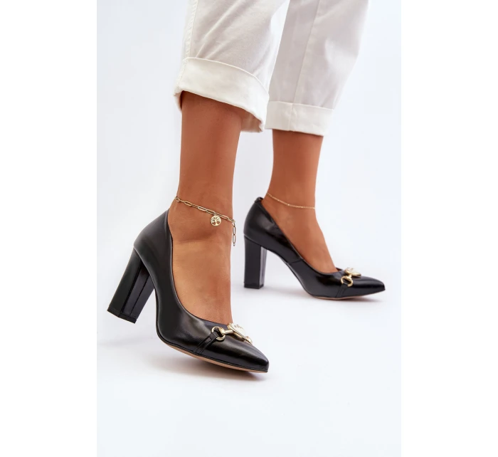 Černé kožené lodičky na podpatku se srdcem model 21652574 - Zazoo