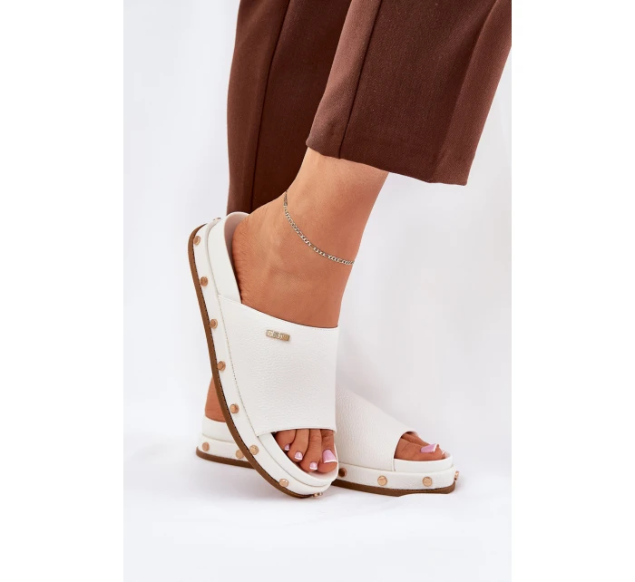 Klapki Damskie Na Platformie Z Ćwiekami Big Star RR274216 Białe Klapki Damskie Na Platformie Z Ćwiekami Big Star RR274216 Białe