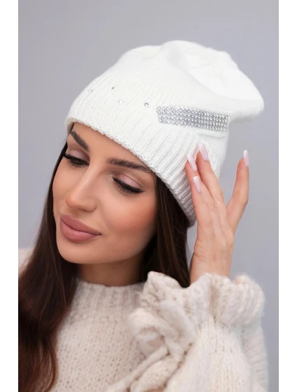 Dámska zimná vlnená čiapka s ozdobným pásom z kamienkov K402 ecru