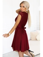 Krajkové šaty s výstřihem a sukní vínové model 21290316 - numoco