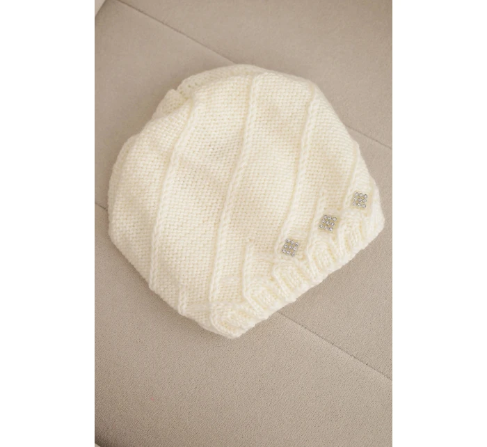 Dámská zimní čepice z vlny s ozdobnými a pleteným vzorem ecru model 21878061 - K-Fashion