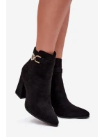 Dámska zateplená členková obuv z eko semišu na stĺpiku so zdobením - čierna Lymall Dámska zateplená členková obuv z eko semišu na stĺpiku so zdobením - čierna Lymall