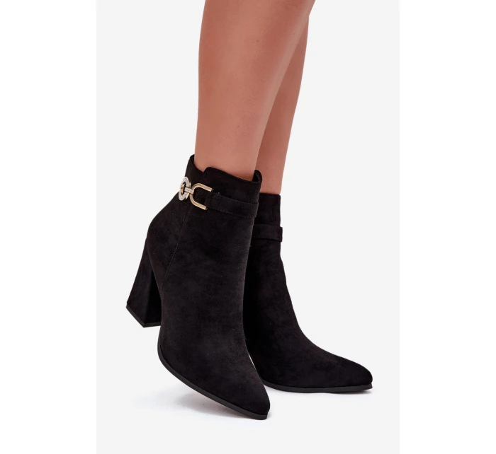 Dámska zateplená členková obuv z eko semišu na stĺpiku so zdobením - čierna Lymall Dámska zateplená členková obuv z eko semišu na stĺpiku so zdobením - čierna Lymall