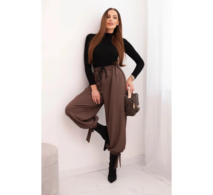 Dámske nohavice so širokými nohavicami a viazaním v spodnej časti mocca