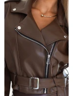 Bunda z měkké ekokůže s páskem a asymetrickým zipem čokoládová model 21322450 - numoco basic Bunda z měkké ekokůže s páskem a asymetrickým zipem čokoládová model 21322450 - numoco basic