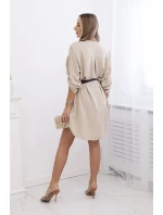 Šaty s dlhším chrbtom a pásom svetlo béžovej farby Šaty s dlhším chrbtom a pásom svetlo béžovej farby