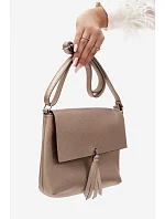 Dámská kabelka typu listonoška s třásněmi a imitací kůže Zlatá model 22220931 - Flora&Co Dámská kabelka typu listonoška s třásněmi a imitací kůže Zlatá model 22220931 - Flora&Co