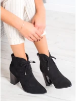 Klasické kotníčkové boty dámské černé na širokém podpatku Klasické kotníčkové boty dámské černé na širokém podpatku