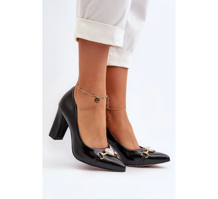 Černé kožené lodičky na podpatku se srdcem model 21652574 - Zazoo