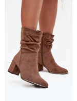 Zateplené dámské kotníkové boty s řasením na sloupkovém podpatku hnědé model 21711655 - Boto Zateplené dámské kotníkové boty s řasením na sloupkovém podpatku hnědé model 21711655 - Boto