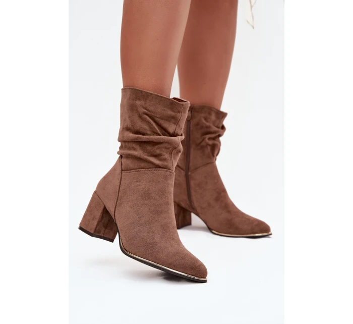 Zateplené dámské kotníkové boty s řasením na sloupkovém podpatku hnědé model 21711655 - Boto Zateplené dámské kotníkové boty s řasením na sloupkovém podpatku hnědé model 21711655 - Boto