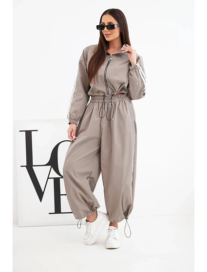 Dámská bavlněná souprava s oversized kalhotami a model 22294722 lampasy fango zelená - K-Fashion Dámská bavlněná souprava s oversized kalhotami a model 22294722 lampasy fango zelená - K-Fashion