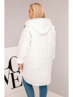 Dámská bunda Plus Size prošívaná s kapucí a nápisem model 21808655 bílá - K-Fashion Dámská bunda Plus Size prošívaná s kapucí a nápisem model 21808655 bílá - K-Fashion