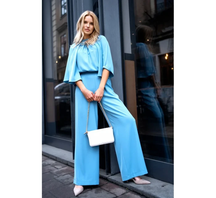 Kombinéza s širokými rukávy a zády  modrá model 20966219 - STYLOVE