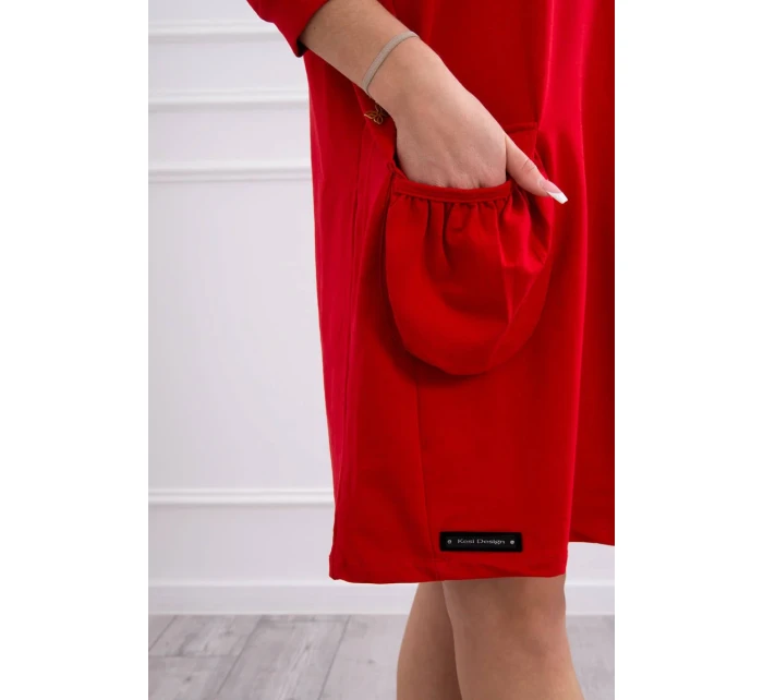 Šaty s kapucí v červené barvě