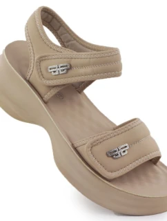 Dámske sandále s hrubou podrážkou a remienkami na suchý zips béžovej farby Potocki 105300