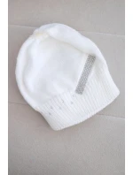 Dámska zimná pletená čiapka s ozdobným pásom zo zirkónov K402 biela