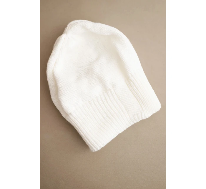 Dámská zimní čepice z vlny s žebrovaným vzorem bílá model 21783011 - K-Fashion Dámská zimní čepice z vlny s žebrovaným vzorem bílá model 21783011 - K-Fashion