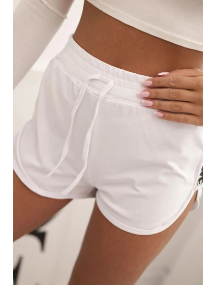 Dámske bavlnené šortky s elastickým pásom a športovým lemom biele