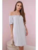 Šaty zviazané na rukávoch šedej farby