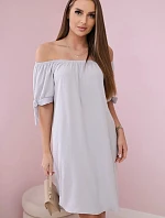 Šaty zviazané na rukávoch šedej farby