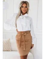 bílá dámská halenka v stylu s dlouhými rukávy, knoflíky a se stříbrným vzorem model 22124221 - numoco