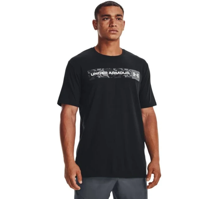 Tričko Under Armour Camo Chest Stripe SS M 1376830 001 muži Tričko Under Armour Camo Chest Stripe SS M 1376830 001 muži