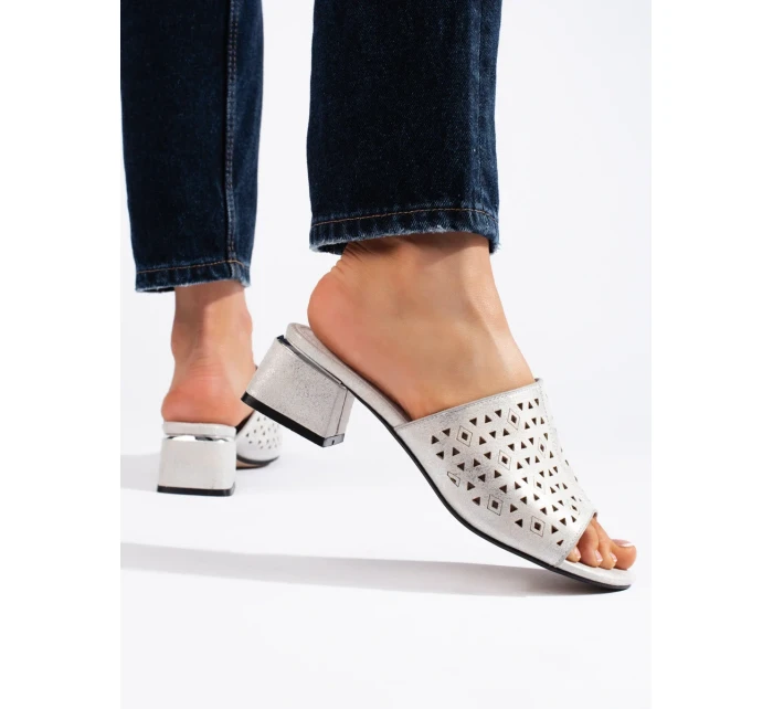 Luxusné strieborné dámske papuče na širokom podpätku Luxusné strieborné dámske papuče na širokom podpätku