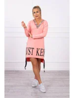 model 18746993 šaty s kapucí a potiskem - K-Fashion