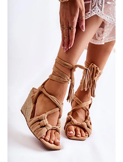 Semišové vázané sandály na klínu béžove model 21592101 - Boto Semišové vázané sandály na klínu béžove model 21592101 - Boto