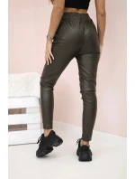 Dámské kalhoty z eko kůže s vázáním a rozparkem na model 21154131 khaki - K-Fashion