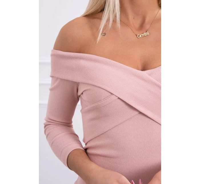 Priliehavé šaty s výstrihom do V tmavo púdrovo ružové