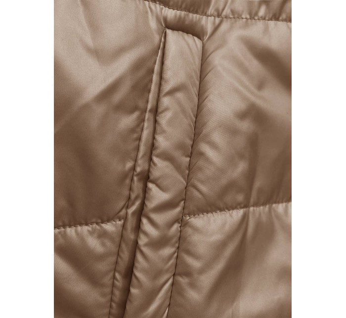 Krátka dámska bunda v karamelovej farbe s kapucňou (B8187-101)