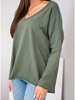 Dámská bavlněná oversized halenka s výstřihem do V a prodlouženým zadním dílem khaki Dámská bavlněná oversized halenka s výstřihem do V a prodlouženým zadním dílem khaki
