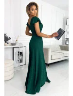 CRYSTAL Dlouhé lesklé dámské šaty v lahvově zelené barvě s výstřihem model 18025634 - numoco CRYSTAL Dlouhé lesklé dámské šaty v lahvově zelené barvě s výstřihem model 18025634 - numoco