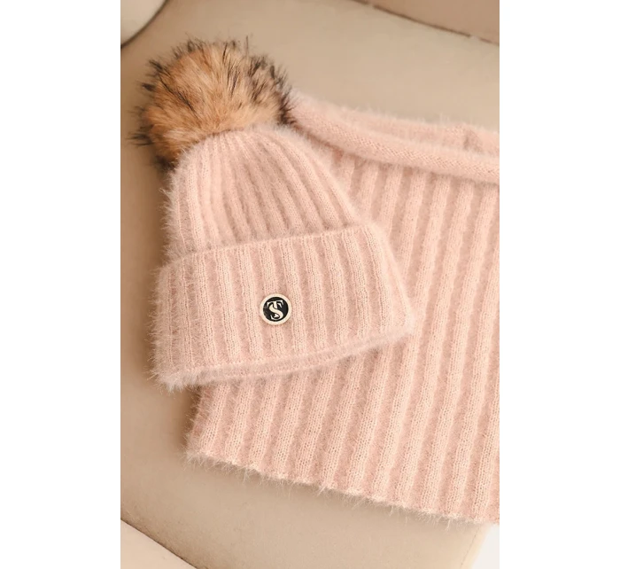 Dámská čepice s kapucí a pleteným vzorem bílá