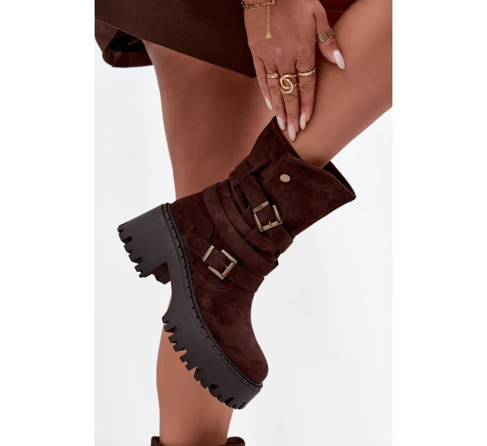 Dámské kotníkové boty na podpatku s přezkami a páskem čokoládové model 21725142 - Boto