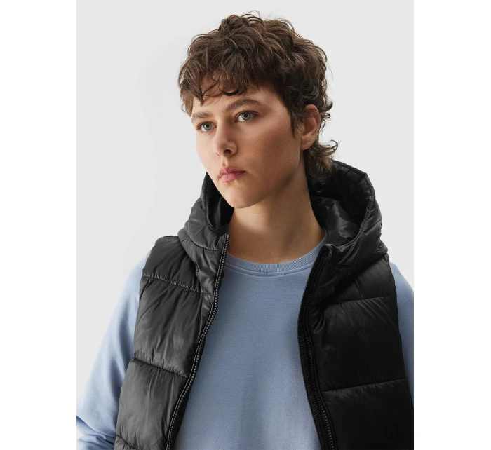 Dámská péřová vesta s výplní ze model 20437789 peří černá - 4F Dámská péřová vesta s výplní ze model 20437789 peří černá - 4F