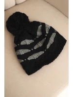 Dámska zimná pletená čiapka s bambulou a pleteným vzorom K466 čierna