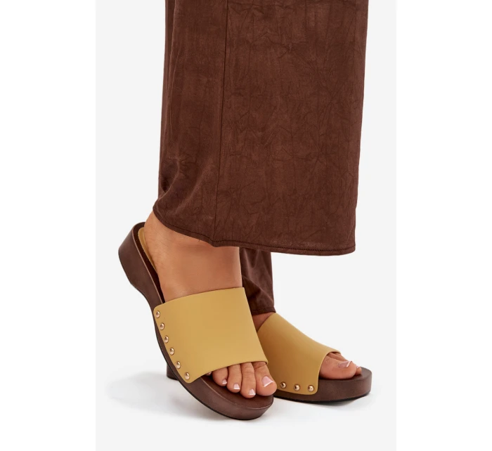 Dámské pantofle s cvoky žluté Terissa