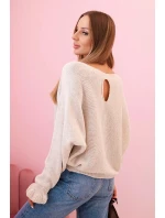 Dámsky mohérový sveter s volánovými rukávmi a výrezom na chrbte béžovej farby Dámsky mohérový sveter s volánovými rukávmi a výrezom na chrbte béžovej farby