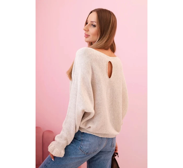 Dámsky mohérový sveter s volánovými rukávmi a výrezom na chrbte béžovej farby Dámsky mohérový sveter s volánovými rukávmi a výrezom na chrbte béžovej farby