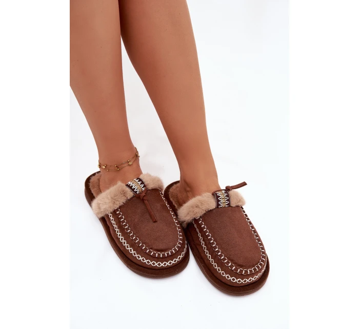 Dámské pantofle s kožešinou a výšivkou Hnědé model 21786862 - Boto Dámské pantofle s kožešinou a výšivkou Hnědé model 21786862 - Boto
