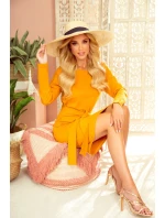 Dámské šaty v hořčicové barvě se širokým páskem pro zavazování model 14001503 - numoco Dámské šaty v hořčicové barvě se širokým páskem pro zavazování model 14001503 - numoco