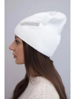 Dámska zimná pletená čiapka s ozdobným pásom zo zirkónov K402 biela